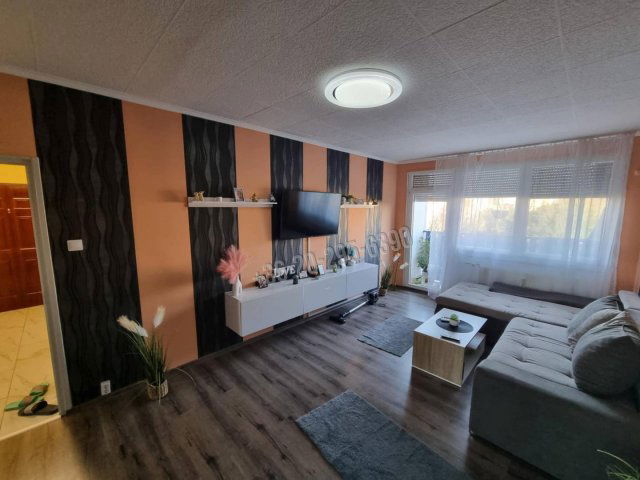 Eladó panellakás, Dunaújvárosban, Szabadság úton 30.99 M Ft