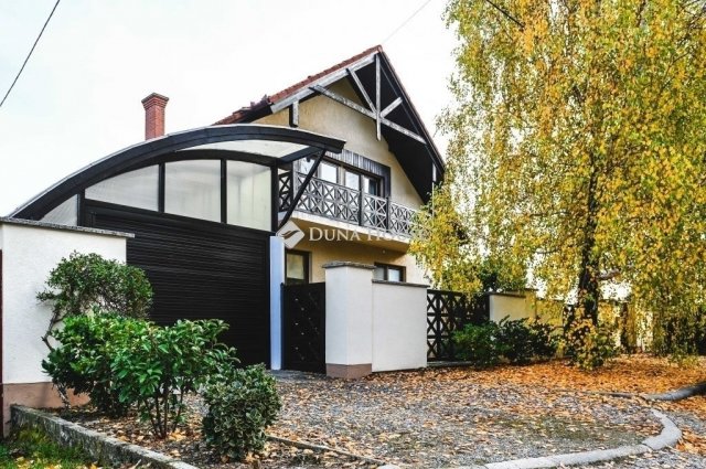 Eladó családi ház, Pécsett 145 M Ft, 7 szobás