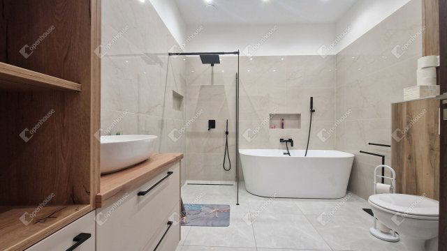 Eladó családi ház, Komáromban 680 M Ft, 7 szobás