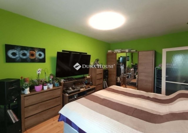 Eladó panellakás, Pécsett 39.5 M Ft, 2 szobás