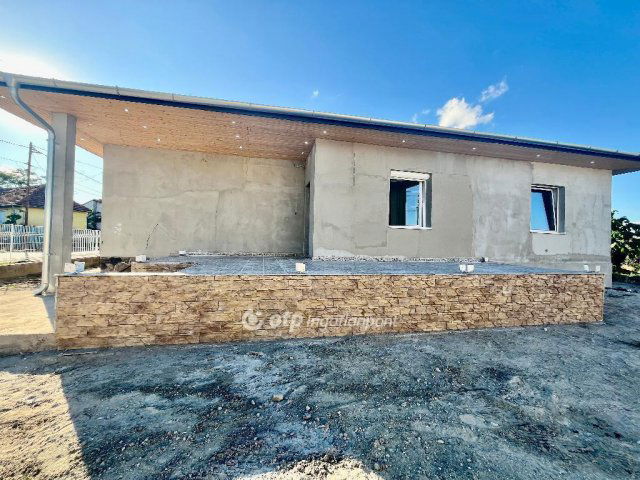 Eladó családi ház, Turán 37.99 M Ft, 2 szobás