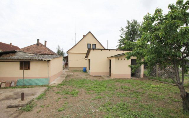 Eladó családi ház, Dombóváron 31.5 M Ft, 5 szobás