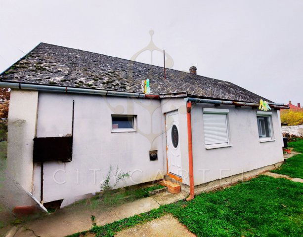 Eladó családi ház, Dunaföldváron 24.99 M Ft, 2 szobás