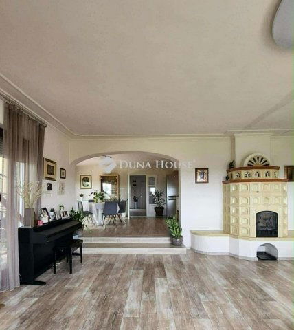 Eladó családi ház, Pécsett 219.9 M Ft, 6 szobás