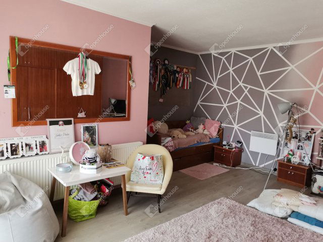 Eladó családi ház, Kisbéren 100 M Ft, 7 szobás