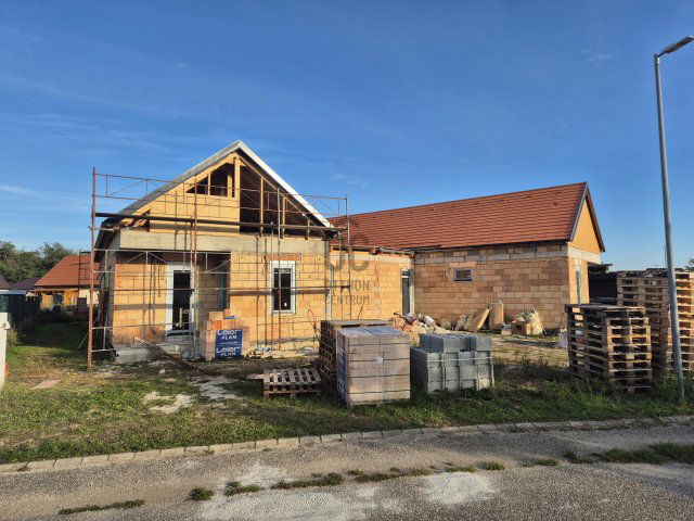 Eladó ikerház, Nagycenken 89.5 M Ft, 4 szobás