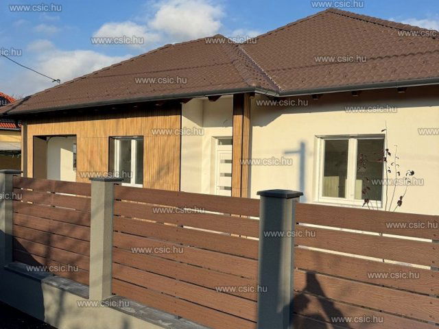 Eladó családi ház, Budapesten, XXI. kerületben, Királyerdő úton