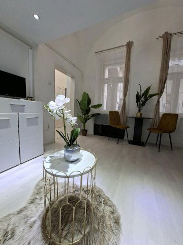 Eladó téglalakás, Budapesten, VI. kerületben 51.8 M Ft, 1 szobás