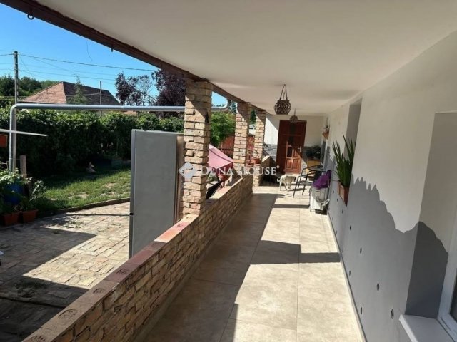 Eladó családi ház, Vecsésen 72.8 M Ft, 6 szobás