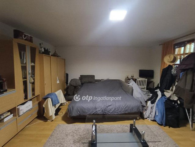 Eladó családi ház, Vértesbogláron 89.9 M Ft, 8 szobás
