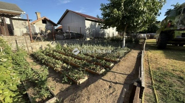 Eladó családi ház, Vecsésen 108 M Ft, 2 szobás