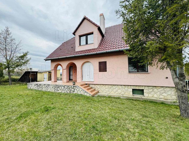 Eladó családi ház, Győrságon 66.999 M Ft, 16 szobás