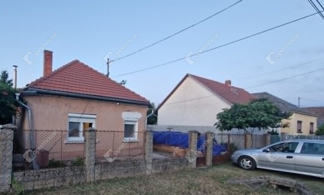 Eladó családi ház, Ácson 29.9 M Ft, 1 szobás