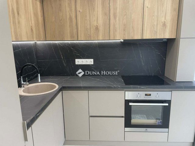 Eladó panellakás, Pécsett, Berek utcában 59.9 M Ft, 3 szobás