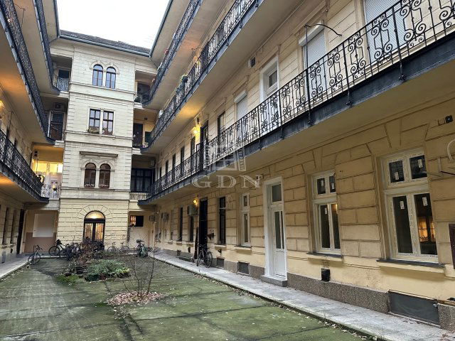 Eladó téglalakás, Budapesten, VI. kerületben 78 M Ft, 2 szobás