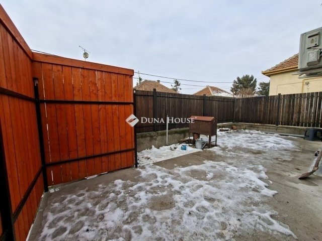 Eladó családi ház, Dunaharasztin 63.75 M Ft, 2 szobás