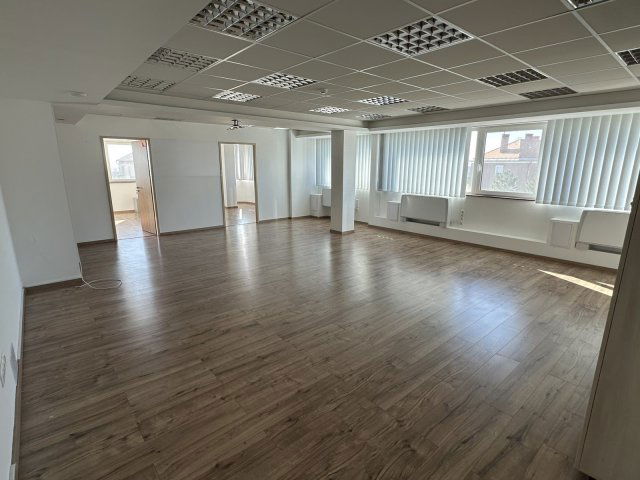 Kiadó iroda, Várpalotán, Szent István úton 485 E Ft / hó