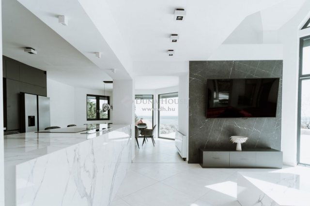 Eladó családi ház, Velencén 339 M Ft, 9 szobás