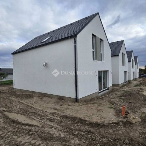 Eladó téglalakás, Pákozdon 99 M Ft, 4 szobás