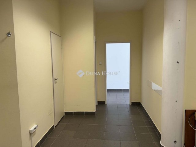 Kiadó iroda, Pécsett, Várady Antal utcában 160 E Ft / hó