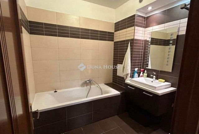 Eladó téglalakás, Pécsett 59.9 M Ft, 2 szobás