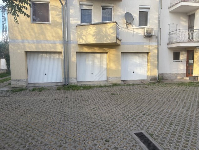 Eladó garázs, Hódmezővásárhelyen 11 M Ft