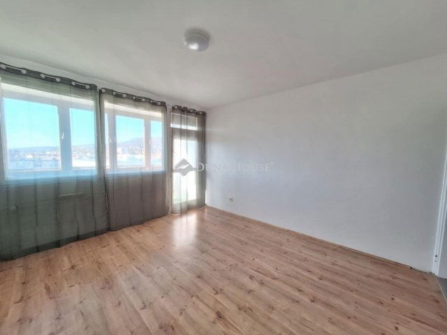 Eladó téglalakás, Pécsett 49.9 M Ft, 2 szobás