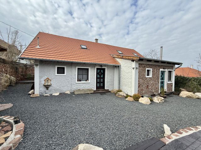 Eladó családi ház, Kővágóörsön 164.5 M Ft, 4 szobás