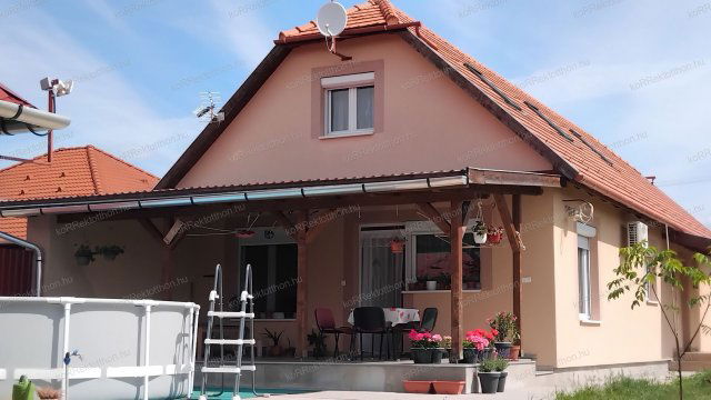 Eladó családi ház, Jászberényben 104.9 M Ft, 6 szobás