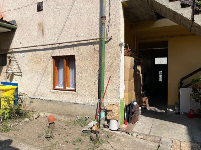 Eladó téglalakás, Egerben 33 M Ft, 2 szobás