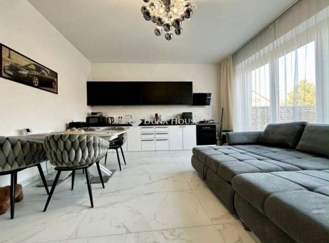 Eladó téglalakás, Pécsett 64.99 M Ft, 2 szobás