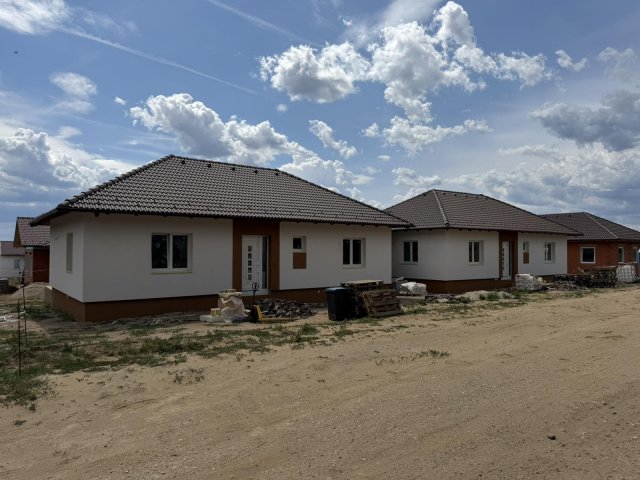 Eladó családi ház, Csörögön 93.5 M Ft, 4 szobás
