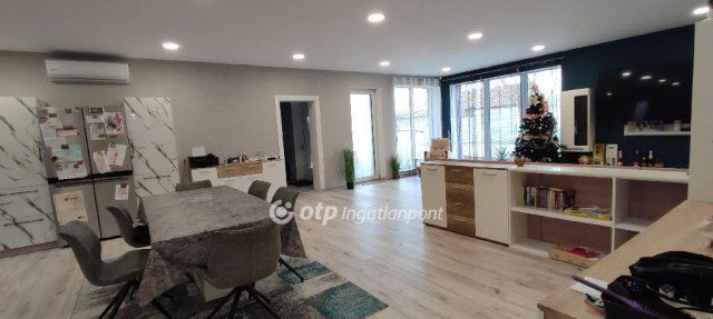 Eladó családi ház, Pápán 180 M Ft, 5+2 szobás