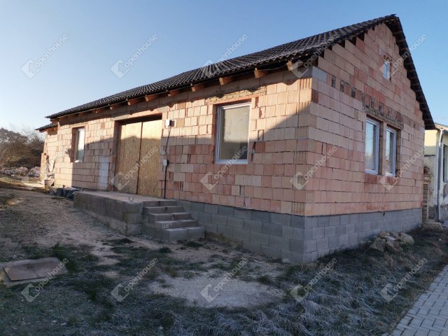 Eladó családi ház, Komáromban 65 M Ft, 4 szobás