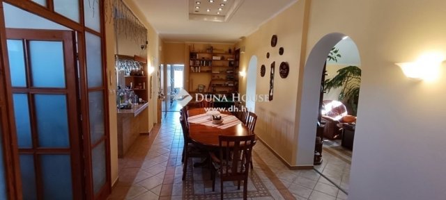 Eladó családi ház, Szentendrén 339 M Ft, 10 szobás