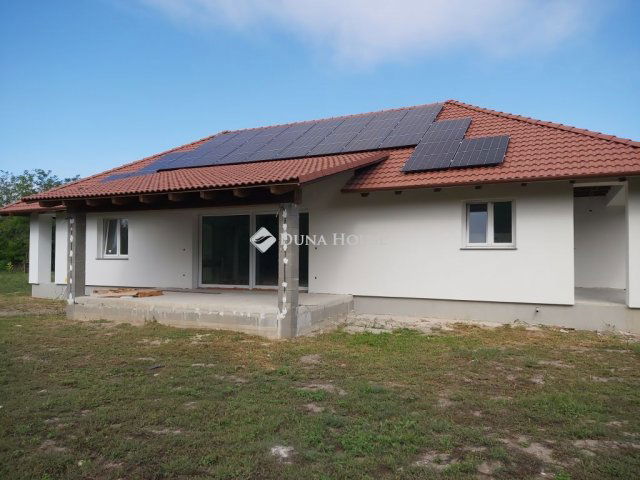 Eladó családi ház, Besnyőn 110 M Ft, 6 szobás