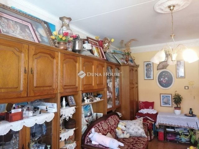 Eladó panellakás, Pécsett 44.9 M Ft, 3 szobás