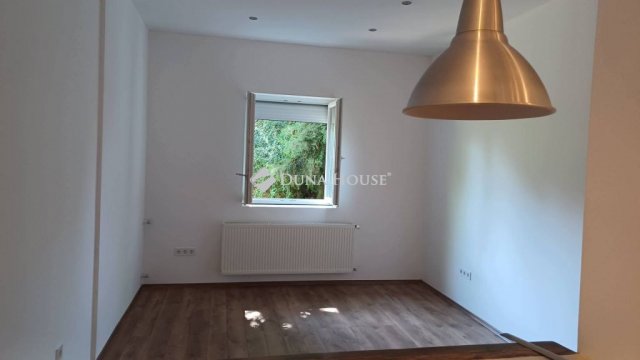 Kiadó téglalakás, albérlet, Pécsett 120 E Ft / hó, 1 szobás