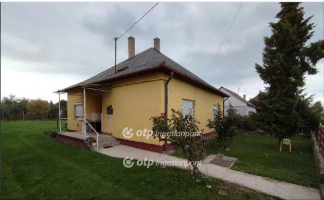 Eladó családi ház, Etyeken 66.5 M Ft, 3 szobás