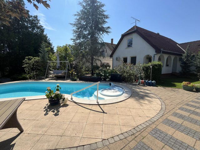 Eladó családi ház, Kecskeméten 150 M Ft, 6+2 szobás