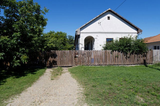 Eladó családi ház, Áporkán 95 M Ft, 6 szobás