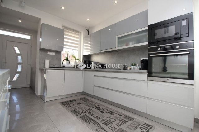 Eladó családi ház, Kecskeméten 99.9 M Ft, 5 szobás