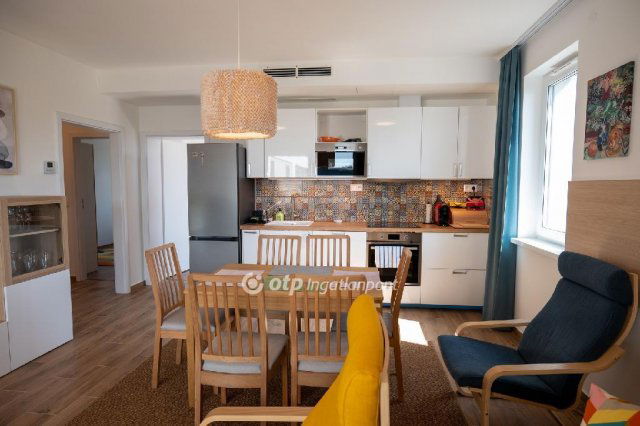 Eladó téglalakás, Balatonkenesén 139.9 M Ft, 3 szobás