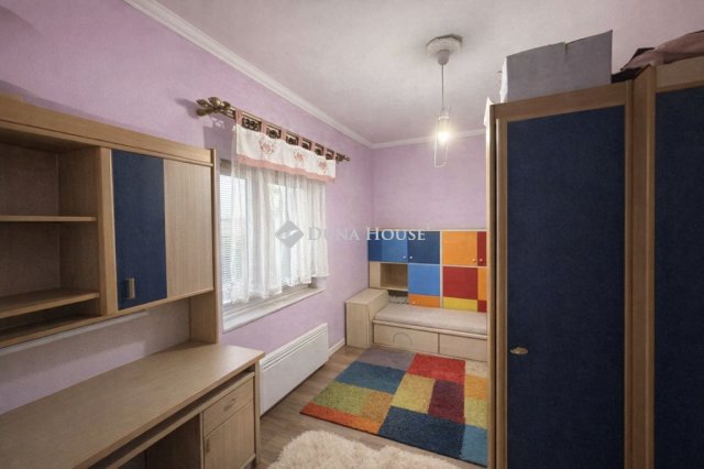 Eladó családi ház, Komáromban 34.75 M Ft, 2 szobás