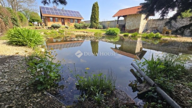 Eladó családi ház, Érsekcsanádon 210 M Ft, 4 szobás