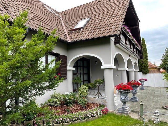 Eladó családi ház, Győrött 280 M Ft, 8 szobás