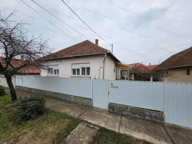 Eladó családi ház, Jászberényben 37.9 M Ft, 3 szobás
