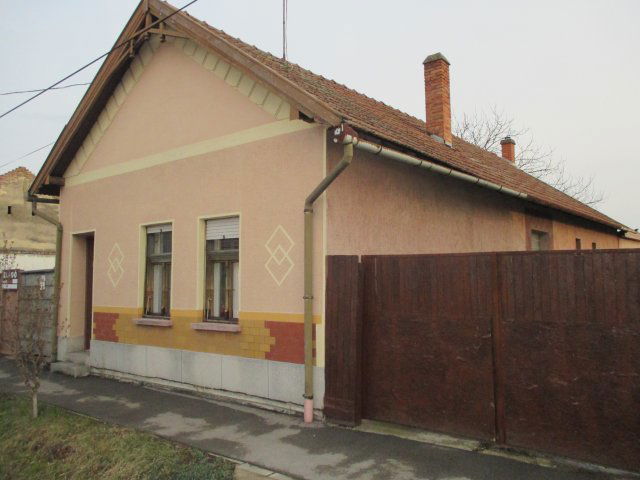 Eladó családi ház, Békéscsabán 18 M Ft, 2 szobás