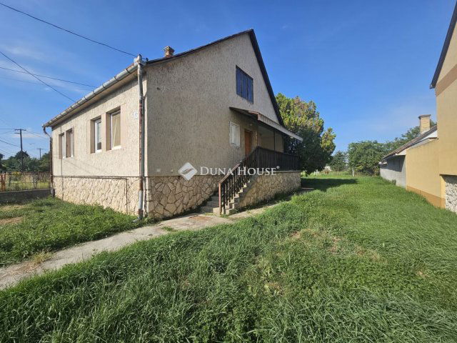 Eladó családi ház, Koroncón 49 M Ft, 3 szobás