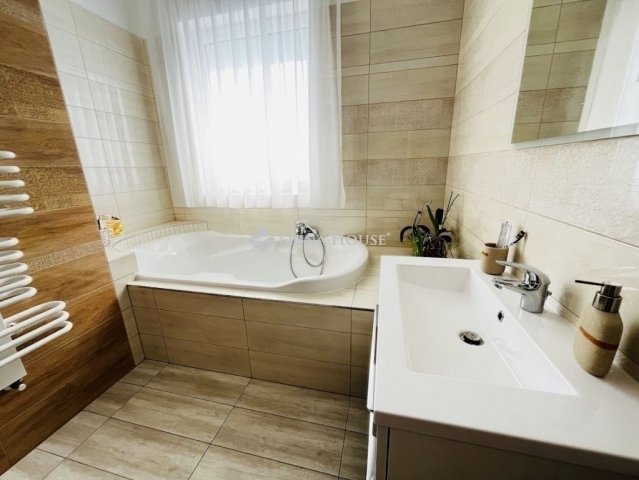 Eladó ikerház, Mendén 125 M Ft, 6 szobás / költözzbe.hu